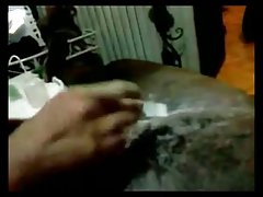 Tiene una novia, junto con un consolador