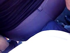 Morena acaricia a sí mismo en la cama