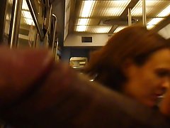La pareja en la excursión se ocupa de