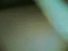 Vaca masturbación con la mano cerca del piano
