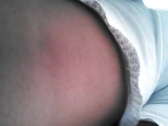 Suaves caricias de su propio cuerpo