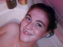 Niña mala, con un cigarrillo en tiempo de aspiración