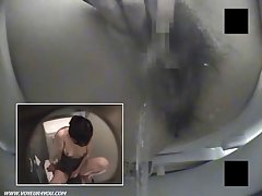 Sexo camarero con las niñas en erótico vestido