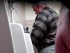 Linda chica asiática se la mete los deditos en su coño