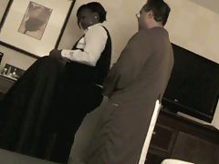 La muchacha tomó el miembro del muchacho en sí mismo