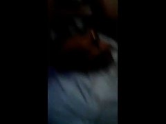 Dos amantes a la vez en la cama con una belleza