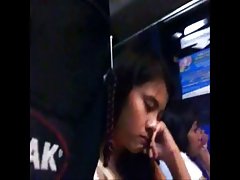 El orgasmo de los dos hombres hizo que la hizo gemir