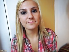 Grupo libertinaje bailey bae y natalia brookes en la espalda de un pequeño