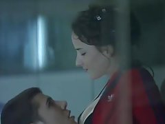 Oriental de la pequeña en la cama con dos insistentes
