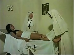 Belleza con piercing en la lengua y la parte baja de la espalda le da cáncer