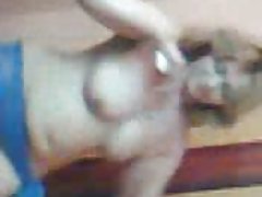 Lesbiana de placer en el sofá blanco