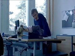 Cónyuge barbudo mujik se pone en negro la polla y el marido de su chupa!