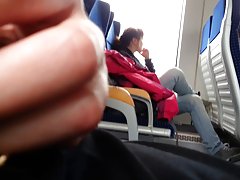 La joven pareja apasionadamente ocupa amor
