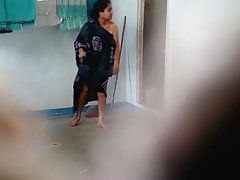 Yayoi sudo rodeada de vibradores de todas partes