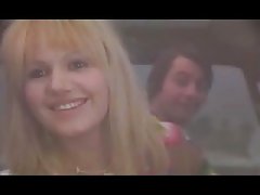 El sexo caliente en la cocina con la rubia