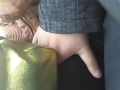 Una hermosa rubia satisface a sí mismo