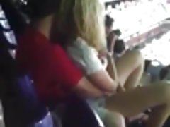 Sexual de la diversión de la pareja en el bosque