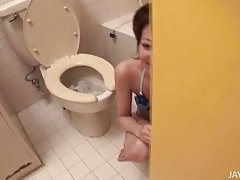 Cojonudo el sexo en el sofá blanco