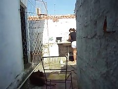 Vaca acaricia los pies del muchacho