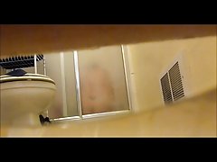Caliente la abuela en rojo ropa de hambre a los miembros de la
