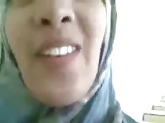 Gimnasta hace un ejercicio de estiramiento en la postura de sexo