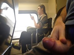 El chico a una chica en la calle de la ciudad