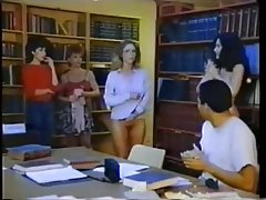 Delgado estudiante responde de manera satisfactoria a sí mismo con el dedo