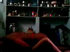 Las caricias en la cama de una joven