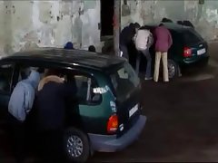 Las chicas chupan los miembros en el club nocturno