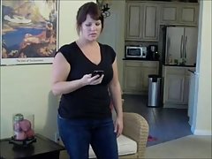 Una chica muy ama a su joven cuerpo desnudo