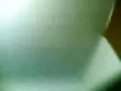 Lesbiana de la caricia, de pie cerca de la pared